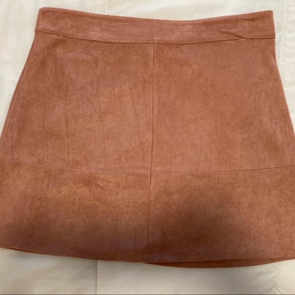 Lulu’s pink faux suede skirt - Picture 2 of 3